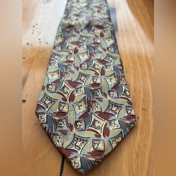 Bill Blass 100% Silk Designer Necktie - Picture 2 of 8